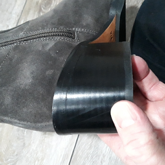 Via Spiga dark grey suede zip ankle boots. Size 5.5. Mint condition - Picture 9 of 12
